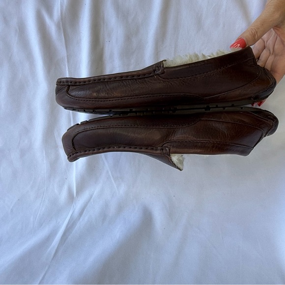 UGG Australia Size 10 Men's Dark Brown Leather Slip-On slippers Cozy - Picture 2 of 11